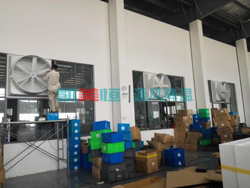 工廠安裝<a href=http://m.juxiangfs.com/33.html target='_blank'>負(fù)壓風(fēng)機(jī)</a> 工廠安裝負(fù)壓風(fēng)機(jī)